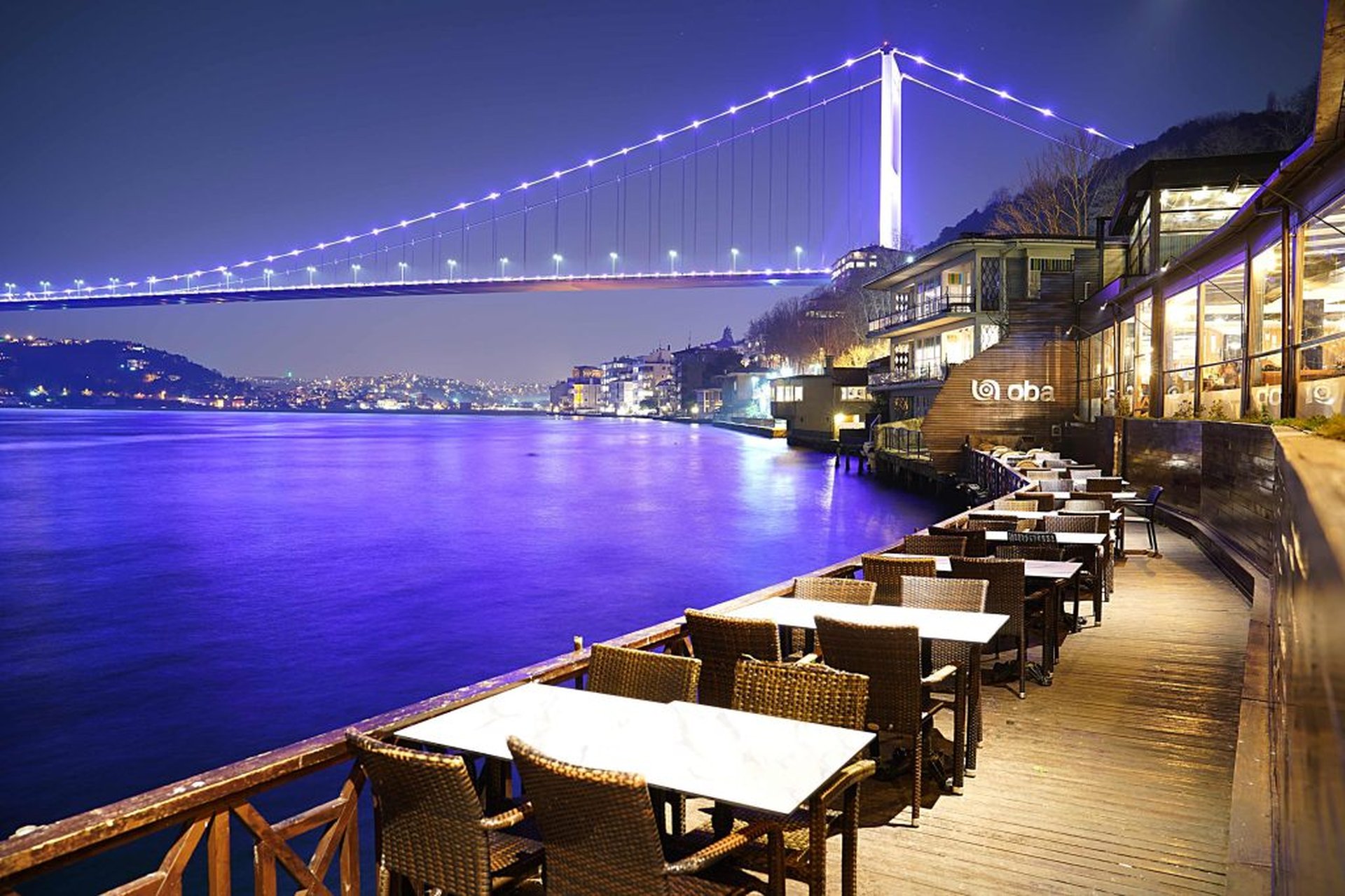 منظر جسر السلطان محمد الفاتح والبوسفور عند الغسق من شرفة مطعم أوبا